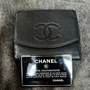 CHANEL black caviar CC logo small flap wallet